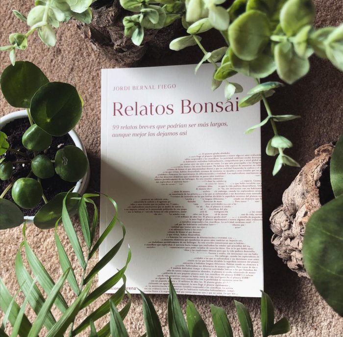 Portada del libro Relatos Bonsai, sobre una mesa con plantas